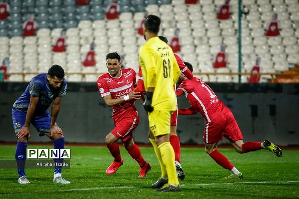 دیدار تیم‌های پرسپولیس  و گل‌گهر سیرجان