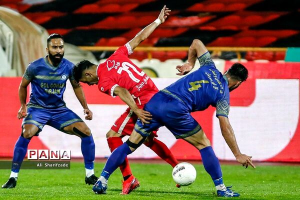 دیدار تیم‌های پرسپولیس  و گل‌گهر سیرجان