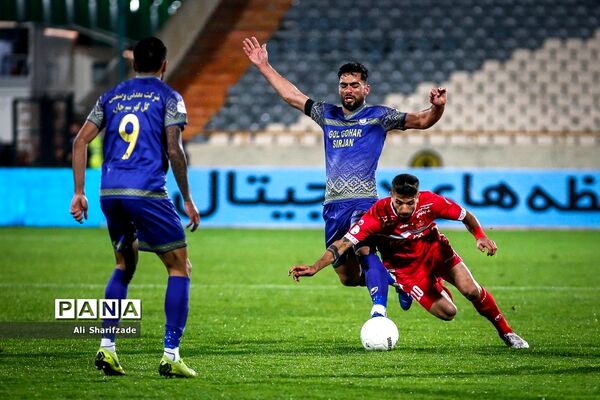 دیدار تیم‌های پرسپولیس  و گل‌گهر سیرجان