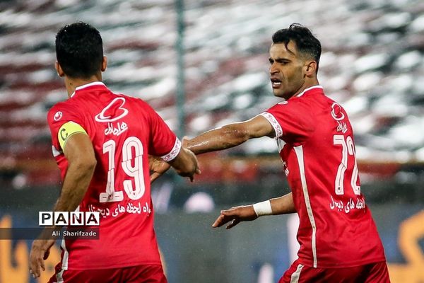 دیدار تیم‌های پرسپولیس  و گل‌گهر سیرجان