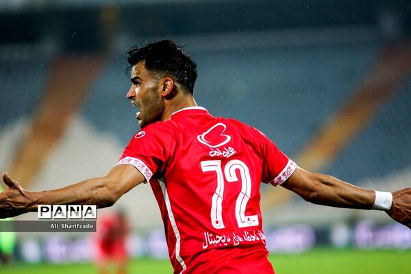 دیدار تیم‌های پرسپولیس  و گل‌گهر سیرجان