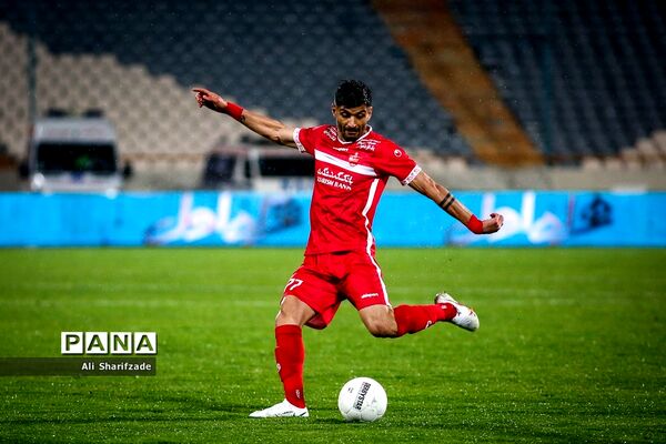 دیدار تیم‌های پرسپولیس  و گل‌گهر سیرجان