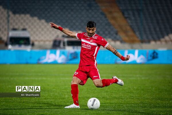دیدار تیم‌های پرسپولیس  و گل‌گهر سیرجان