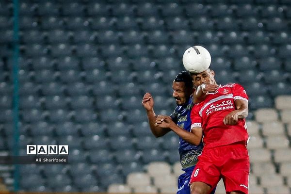 دیدار تیم‌های پرسپولیس  و گل‌گهر سیرجان