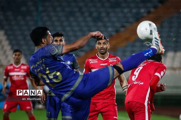 دیدار تیم‌های پرسپولیس  و گل‌گهر سیرجان