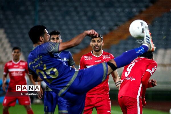 دیدار تیم‌های پرسپولیس  و گل‌گهر سیرجان