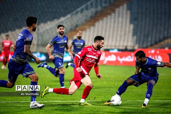 دیدار تیم‌های پرسپولیس  و گل‌گهر سیرجان