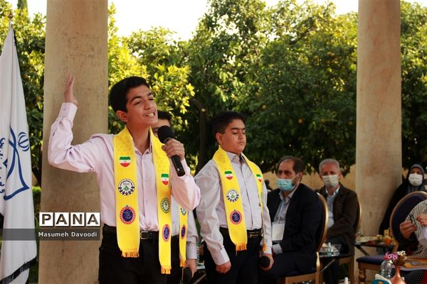 آیین گشایش دومین جشنواره معلمان هنرمند در آرامگاه حافظ شیرازی