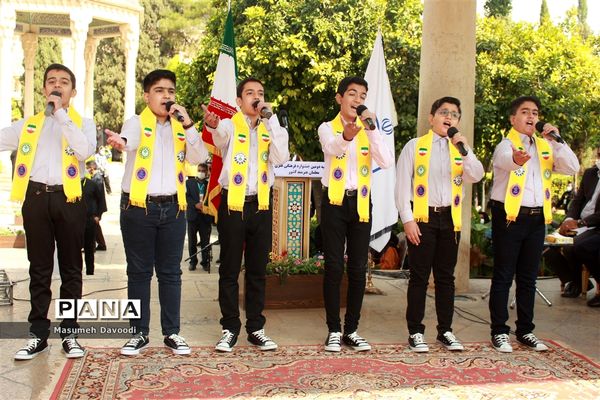 آیین گشایش دومین جشنواره معلمان هنرمند در آرامگاه حافظ شیرازی