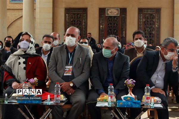 آیین گشایش دومین جشنواره معلمان هنرمند در آرامگاه حافظ شیرازی