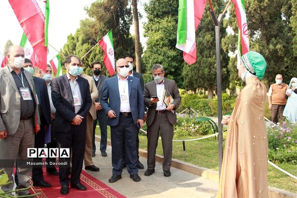 آیین گشایش دومین جشنواره معلمان هنرمند در آرامگاه حافظ شیرازی