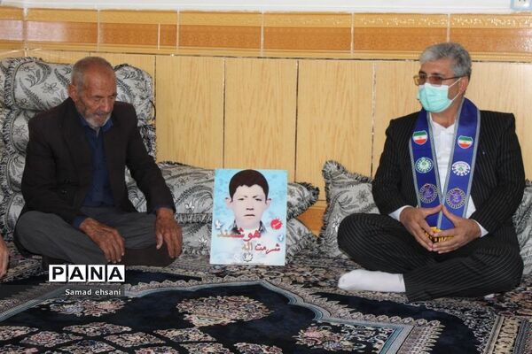 تجلیل از خانواده شهدای دانش‌آموز بخش چیتاب