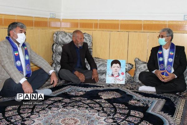 تجلیل از خانواده شهدای دانش‌آموز بخش چیتاب