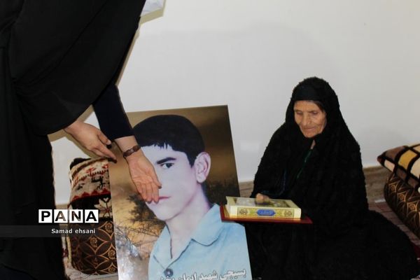 تجلیل از خانواده شهدای دانش‌آموز بخش چیتاب