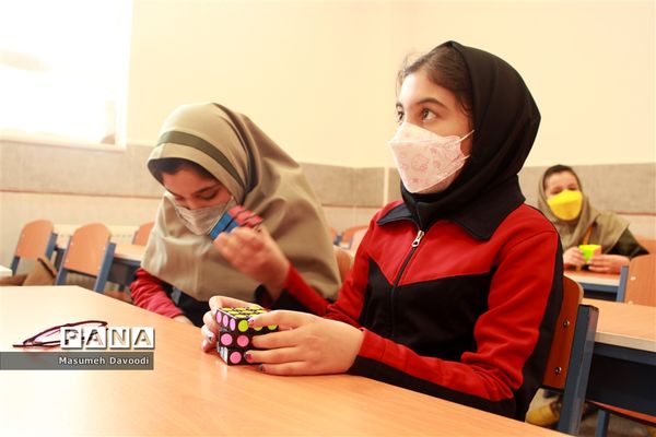 بازدید رئیس سازمان دانش‌آموزی فارس از روند برگزاری مسابقات المپیاد رویش در مدارس ناحیه 2 شیراز