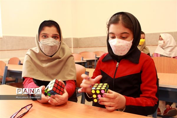 بازدید رئیس سازمان دانش‌آموزی فارس از روند برگزاری مسابقات المپیاد رویش در مدارس ناحیه 2 شیراز