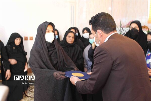 تقدیر مدیر سازمان دانش‌آموزی استان فارس از خانواده دانش آموز پیشتاز مرحومه مهسا هاشمی بالاشهری