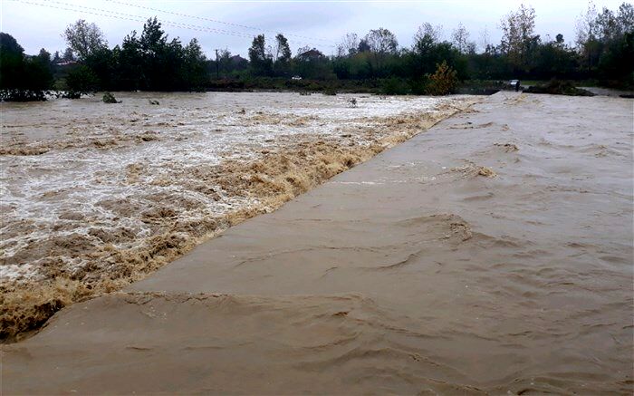 قطعی راه ۵ روستا در فومن بر اثر طغیان رودخانه‌ها