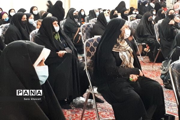 تجلیل از خانواده شهدای دانش‌آموز شهرستان پیشوا