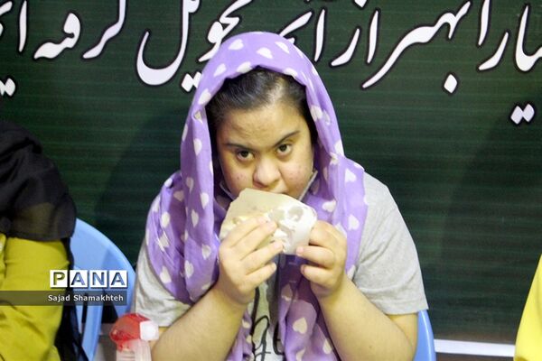 برپایی جشنواره خیریه غذا برای کودکان کار در اهواز