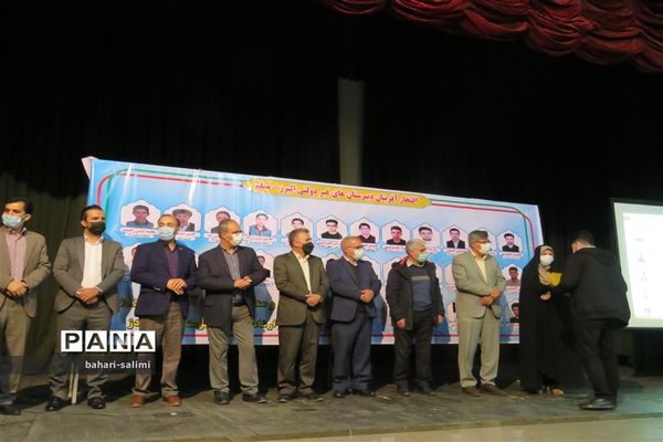 مراسم تجلیل از برترین های کنکور سراسری دبیرستان معلم شاهین دژ برگزار شد