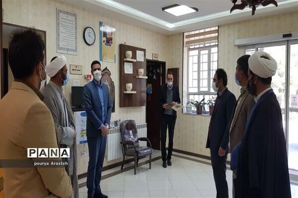تجلیل از کتابدار کتابخانه عمومی دکتر شکوهی شهرخوسف