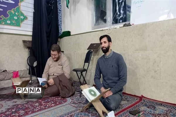 توزیع کتاب به دانش آموزان و بسیجیان محله کیانشهر منطقه ۱۵ به مناسبت هفته کتاب و کتابخوانی