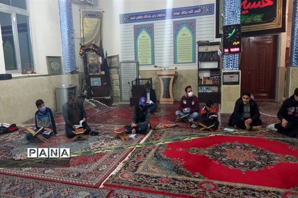 توزیع کتاب به دانش آموزان و بسیجیان محله کیانشهر منطقه ۱۵ به مناسبت هفته کتاب و کتابخوانی