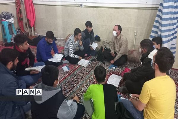 توزیع کتاب به دانش آموزان و بسیجیان محله کیانشهر منطقه ۱۵ به مناسبت هفته کتاب و کتابخوانی