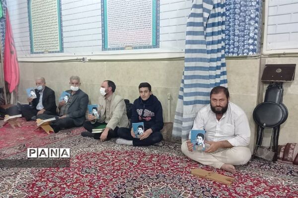 توزیع کتاب به دانش آموزان و بسیجیان محله کیانشهر منطقه ۱۵ به مناسبت هفته کتاب و کتابخوانی