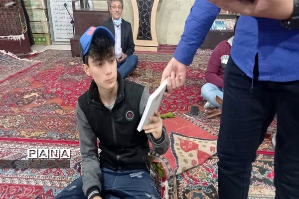 توزیع کتاب به دانش آموزان و بسیجیان محله کیانشهر منطقه ۱۵ به مناسبت هفته کتاب و کتابخوانی