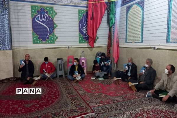 توزیع کتاب به دانش آموزان و بسیجیان محله کیانشهر منطقه ۱۵ به مناسبت هفته کتاب و کتابخوانی