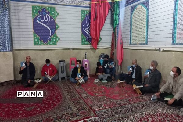 توزیع کتاب به دانش آموزان و بسیجیان محله کیانشهر منطقه ۱۵ به مناسبت هفته کتاب و کتابخوانی