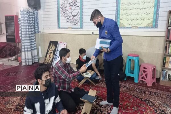 توزیع کتاب به دانش آموزان و بسیجیان محله کیانشهر منطقه ۱۵ به مناسبت هفته کتاب و کتابخوانی