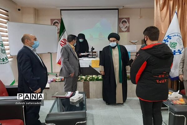 تقدیر از برگزیدگان  قرآنی در رودهن