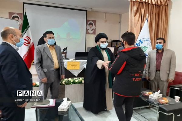 تقدیر از برگزیدگان  قرآنی در رودهن