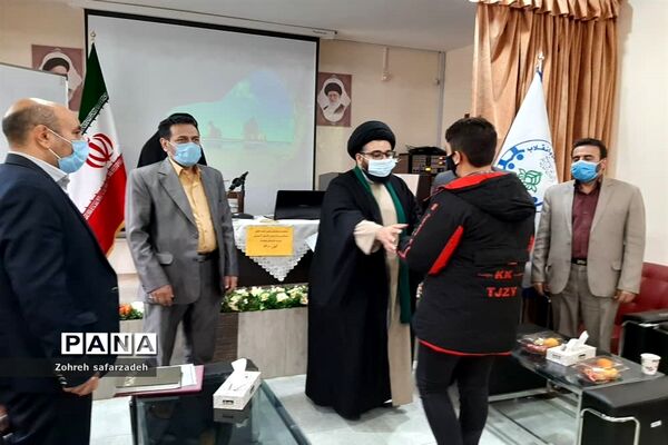 تقدیر از برگزیدگان  قرآنی در رودهن