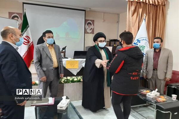 تقدیر از برگزیدگان  قرآنی در رودهن