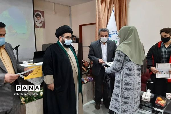 تقدیر از برگزیدگان  قرآنی در رودهن
