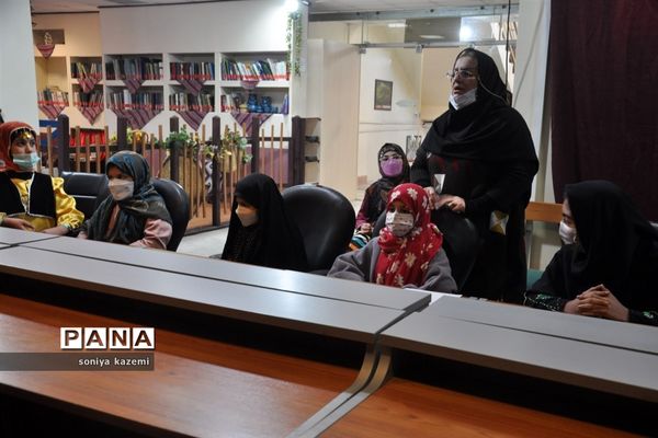 نشست باشگاه کتابخوانی حضرت معصومه در ساری