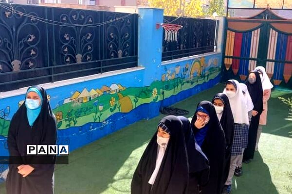 تجلیل از دانش‌آموزان فعال در یادواره شهدای پردیس