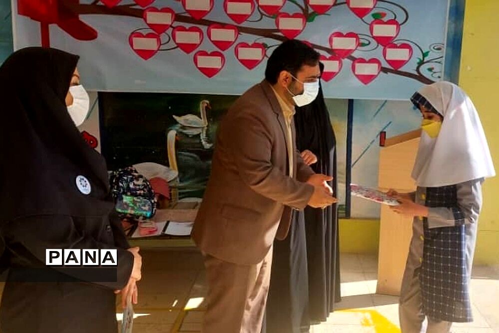 تجلیل از دانش‌آموزان فعال در یادواره شهدای پردیس