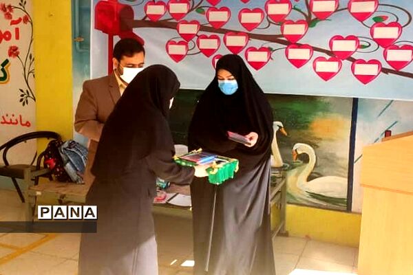 تجلیل از دانش‌آموزان فعال در یادواره شهدای پردیس
