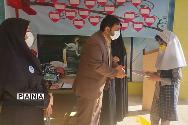 تجلیل از دانش‌آموزان فعال در یادواره شهدای پردیس