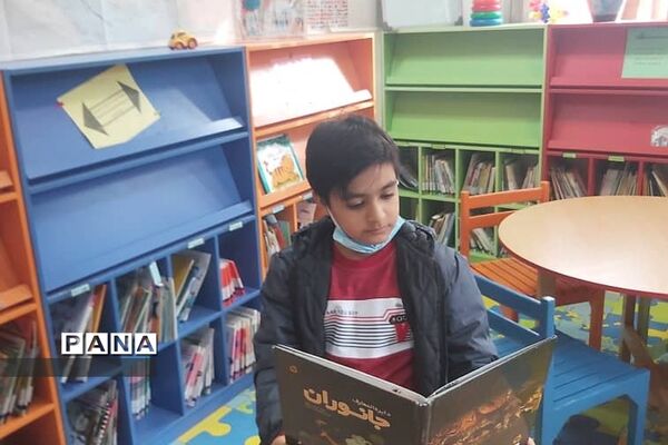 کتابخوانی دانش آموزی در دبستان دانش پردیس