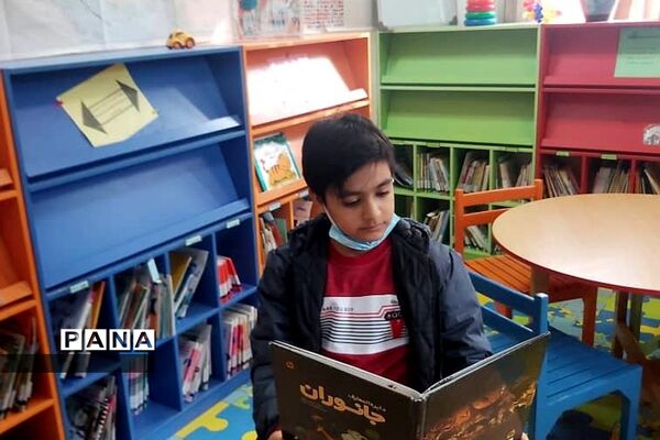 کتابخوانی دانش آموزی در دبستان دانش پردیس