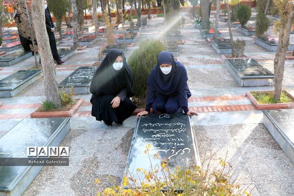 غبار روبی مزار شهدا به‌مناسبت گرامیداشت هفته بسیج در ارومیه