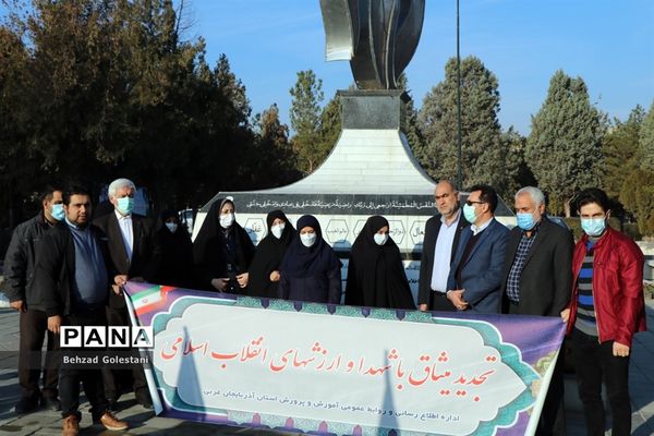 غبار روبی مزار شهدا به‌مناسبت گرامیداشت هفته بسیج در ارومیه