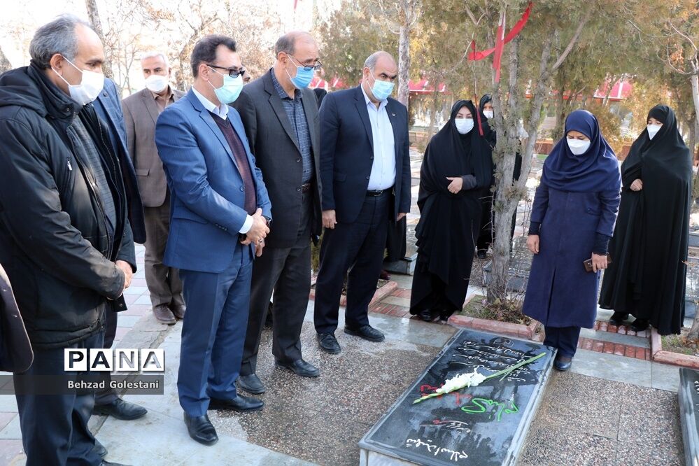غبار روبی مزار شهدا به‌مناسبت گرامیداشت هفته بسیج در ارومیه