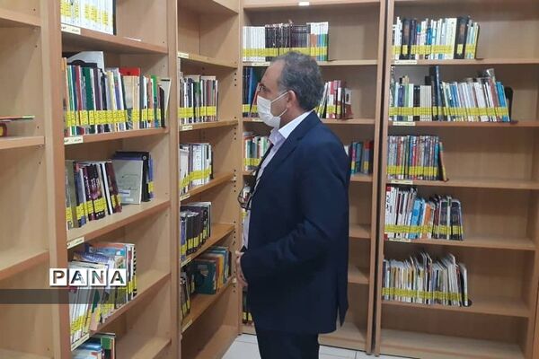 بازدید مدیر آموزش و پرورش شهرستان پردیس از کتابخانه عمومی